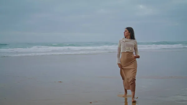 Sensual Woman Crossing Ocean Beach Casual Girl Spending Leisure Time – stockfoto