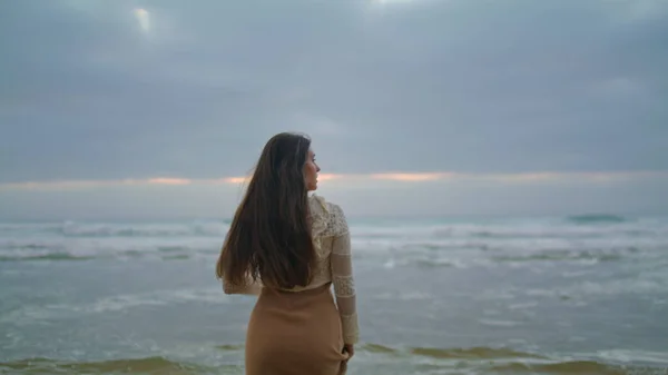 Dreamy Woman Walking Ocean Waves Closeup Brunette Model Long Hair — Stock Fotó