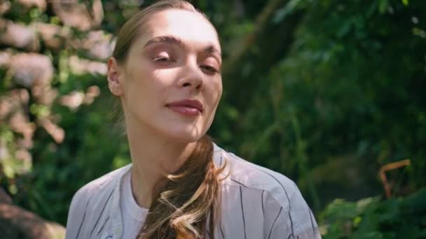 Portrait Modèle Magnifique Posant Sur Nature Ensoleillée Belle Femme Insouciante — Video