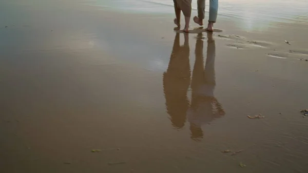 Lovers Feet Walking Sand Beach Sea Vacation Unrecognizable Couple Stepping — Stok fotoğraf