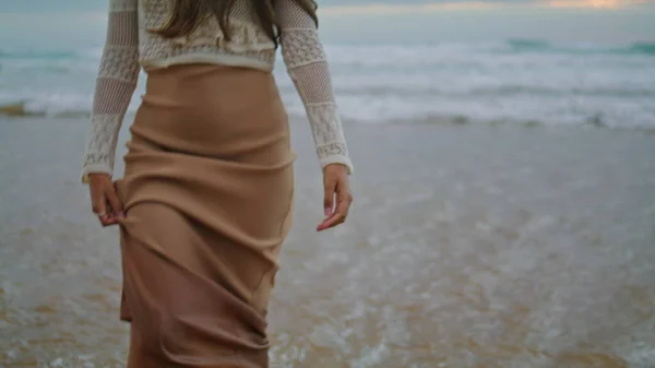Kobiece Nogi Zbliżają Się Fal Oceanu Model Brunetki Cieszący Się — Zdjęcie stockowe