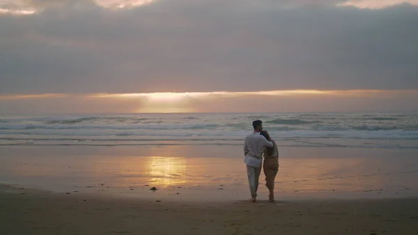 Loving Couple Crossing Sunset Seashore Back View Tender Spouses Enjoying — Stok fotoğraf