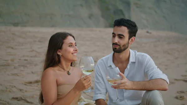 Young Newlyweds Celebrate Date Beach Nature Closeup Relaxed Lovers Drinking — 图库照片