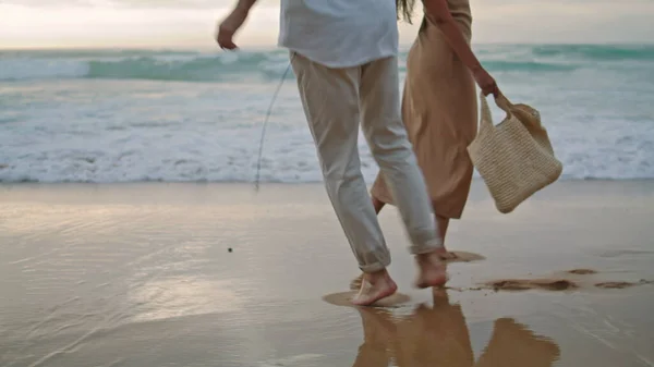 Ludzie Chodzą Piaszczystej Plaży Wakacjach Morzu Nierozpoznana Zabawna Para Wychodząca — Zdjęcie stockowe