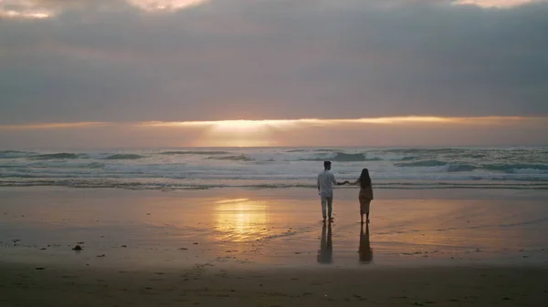 Affectionate Newlyweds Going Sunrise Sea Shore Loving Woman Holding Man — Stok fotoğraf