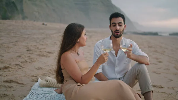 一对浪漫的夫妇在海滨庆祝假期 在沙滩野餐时 积极的家庭拿着酒瓶喝酒 英俊的男人向笑的女人讲笑话 配偶结婚周年纪念日 — 图库照片