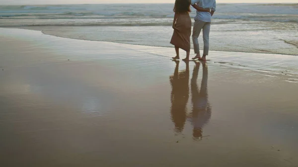 夏天特写时 两条腿穿越大海 有爱心的已婚人士享受海滨生活 积极的新婚夫妇一起度蜜月 拥抱的恋人在雾蒙蒙的海岸休息 假期的概念 — 图库照片