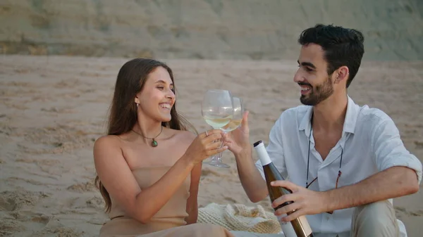 Smiling Couple Clinking Wine Glasses Beach Picnic Closeup Happy New — Fotografia de Stock