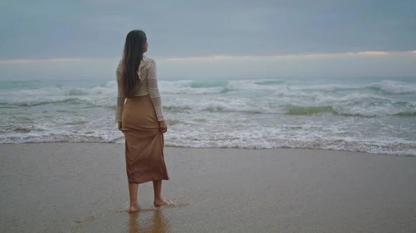 Romantyczna Dziewczyna Patrząc Ocean Wieczór Marzycielka Spacerująca Burzliwej Plaży Samotna — Zdjęcie stockowe