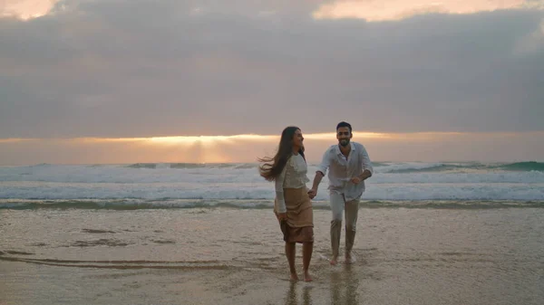 Love Couple Running Ocean Beach Sunset Together Smiling Spouses Walking — Stock fotografie