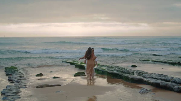 Yeni Evliler Dalgalı Sahil Şeridinde Eğleniyor Güzel Bir Kadını Elinde — Stok fotoğraf