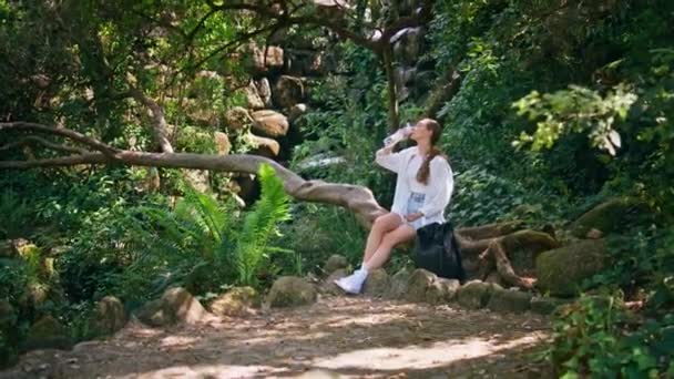 Meisje Toerist Drinken Water Zittend Prachtig Groen Dik Bos Ontspannen — Stockvideo