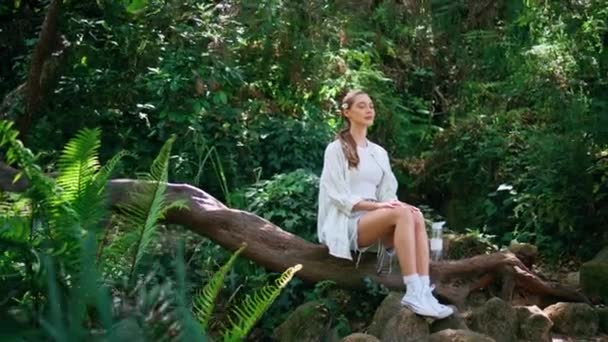 Ormanda Meditasyon Yapan Sakin Bir Kadın Gözlerini Kapatıyor Rahatlıyor Sakin — Stok video