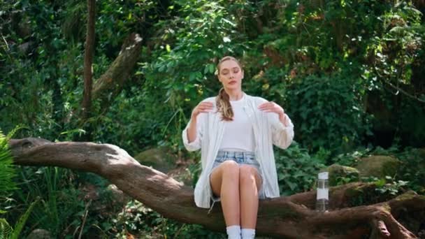 Mujer Tranquila Meditando Bosque Verde Sentado Tronco Árbol Hermosa Chica — Vídeos de Stock