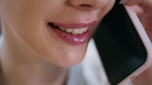 Kobieta Usta Mówić Smartfon Uśmiechnięty Pięknymi Białymi Zębami Zbliżenie Nierozpoznane — Wideo stockowe