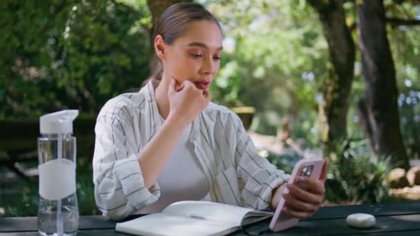 Mooi Meisje Studeren Online Ogende Smartphone Zitten Park Tafel Met — Stockvideo