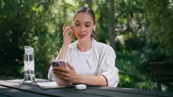 Kulaklıklı Kız Cep Telefonundan Arıyor Orman Masasına Yakın Oturuyor Green — Stok video