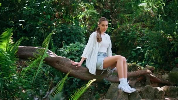 Modelo Suave Posando Tronco Del Árbol Sentado Bosque Atractiva Joven — Vídeos de Stock
