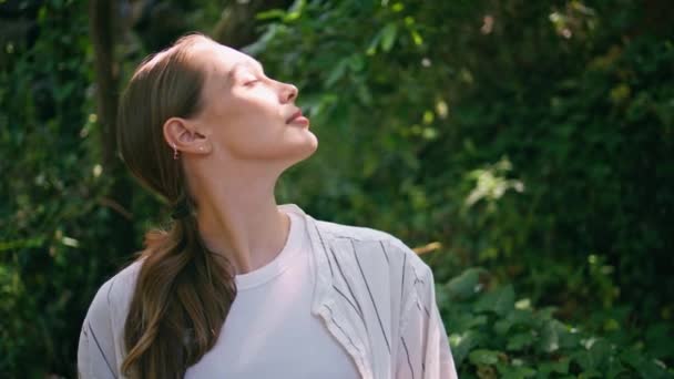 Femme Tranquille Profiter Lumière Soleil Assis Belle Forêt Verte Seul — Video