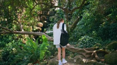 Hayalperest kadın yalan söyleyen yeşil ormanda oturuyor. Tasasız genç kız gezgin yaz tatilinden sonra dinleniyor. Sakin sakin bayan yaz tatilinin tadını çıkarın güzel park yeşilliğinde tek başına.