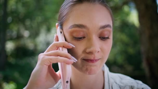 Attraktiv Affärskvinna Talar Med Mobiltelefon Stående Grön Park Ensam Nära — Stockvideo