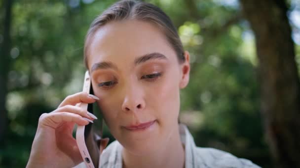 Mujer Seria Tener Conversación Telefónica Green Park Cerca Retrato Una — Vídeos de Stock