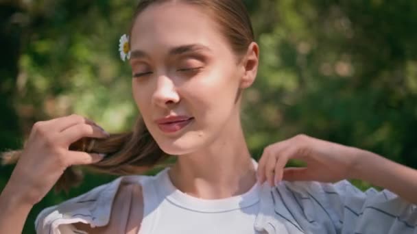 Portret Beztroskiej Dziewczyny Pozującej Zieloną Słoneczną Przyrodę Kwiatem Uchem Spokój — Wideo stockowe