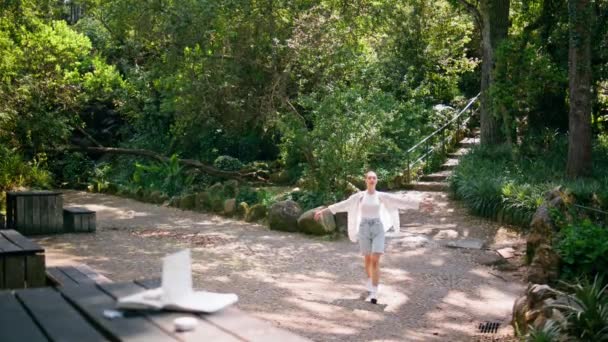 Mujer Descuidada Caminando Bosque Disfrutando Armonía Libertad Fin Semana Soleado — Vídeos de Stock