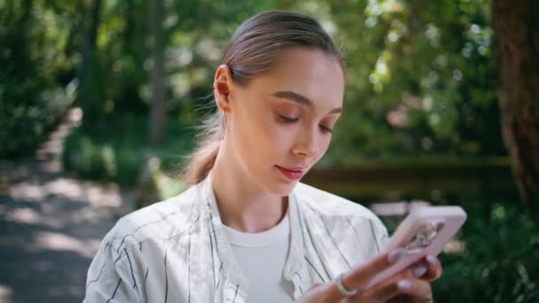 Kobieta Bliska Patrząc Ekran Smartfona Pięknej Zielonej Przyrody Wspaniała Blondynka — Wideo stockowe