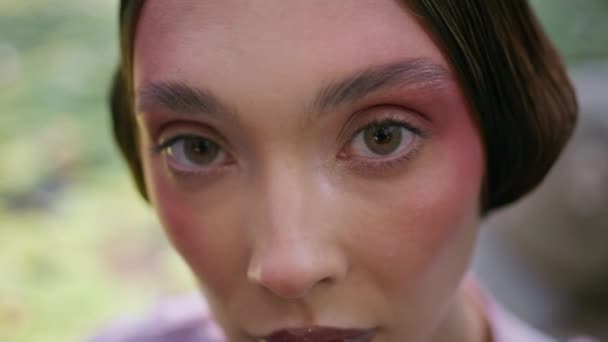 Wanita Cantik Wajah Melihat Kamera Luar Dekat Potret Cantik Berambut — Stok Video