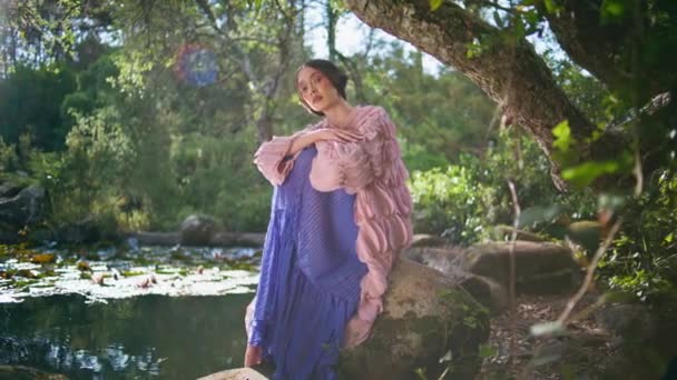 Femeia Magică Bucură Liniște Naturală Așezată Apropierea Frumosului Iaz Forestier — Videoclip de stoc
