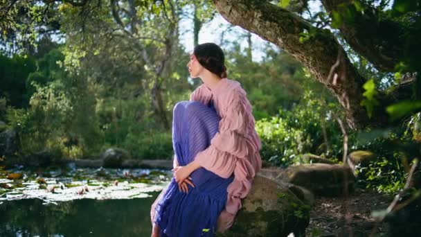 Menina Posando Lago Encantado Floresta Maravilhoso Dia Verão Mulher Hipnotizante — Vídeo de Stock