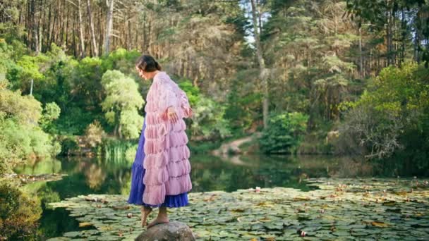 Birikintisinde Duran Kadın Perisi Güzel Vahşi Orman Mistik Ormanlık Alanda — Stok video