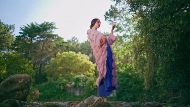 Гламурная Девушка Стоящая Лесного Озера Оригинальной Красочной Одежде Великолепная Завораживающая — стоковое видео