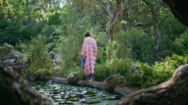 Orman Gölü Nün Yakınlarında Orijinal Uzun Elbiseler Giymiş Sihirli Bir — Stok video