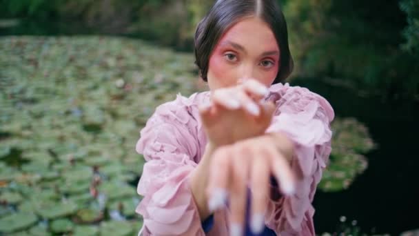 Menina Misteriosa Posando Câmera Acenando Mãos Suavemente Parque Lagoa Perto — Vídeo de Stock