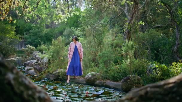 Mujer Glamurosa Posando Paisaje Madera Cerca Hermoso Lago Claro Con — Vídeos de Stock