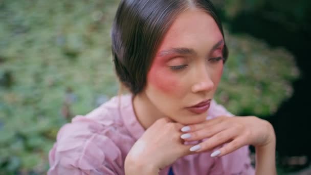 Portrait Femme Magique Fée Assise Lac Clair Nénuphars Couverts Romantique — Video