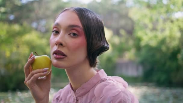 Μυστηριώδης Γυναίκα Που Κοιτάζει Κάμερα Κρατώντας Πράσινο Μήλο Κοντά Στο — Αρχείο Βίντεο