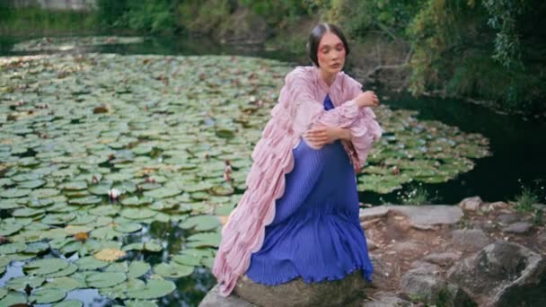 Güzel Yeşil Parktaki Göletin Yanında Romantik Bir Bayan Oturuyor Sakin — Stok video