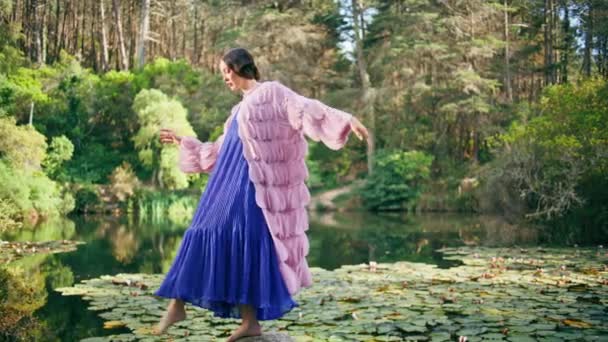 Princesa Mágica Posando Lago Coberto Lírios Água Verde Mesmerizante Ninfa — Vídeo de Stock