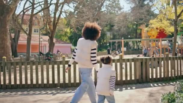 Ibu Putri Pergi Taman Bermain Akhir Pekan Keluarga Cerah Wanita — Stok Video