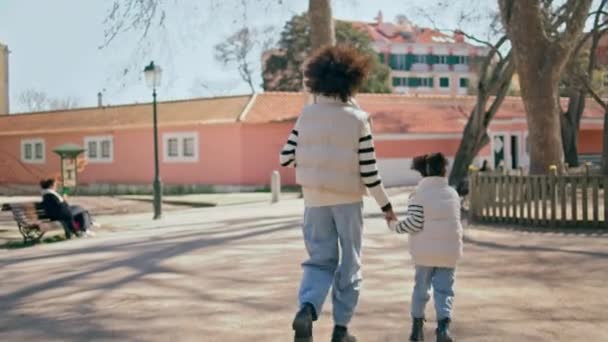 Joyful Mamma Flicka Som Springer Park Gränd Solig Helg Afroamerikansk — Stockvideo