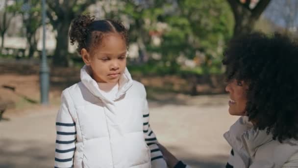 Boldog Anya Kommunikál Lánnyal Családi Hétvégén Közelről Mosolygó Afro Amerikai — Stock videók