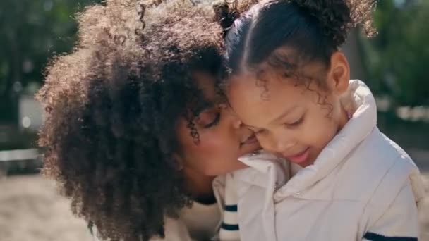 Madre Expresando Amor Hija Divirtiéndose Juntos Naturaleza Soleada Cerca Sonriente — Vídeo de stock