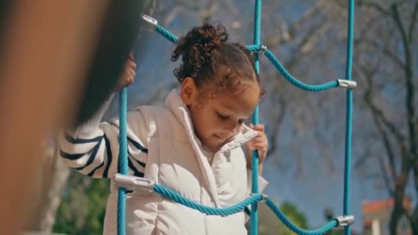 Merdivende Oynayan Bir Çocuk Güneşli Güzel Bir Gün Küçük Tatlı — Stok video