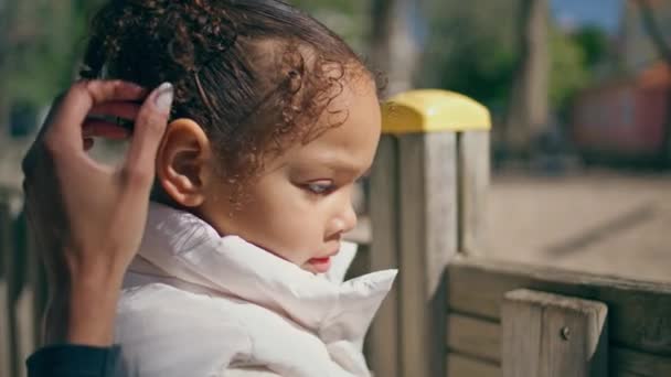 Африканська Американська Дитина Стоїть Біля Паркану Крупним Планом Невідома Мати — стокове відео