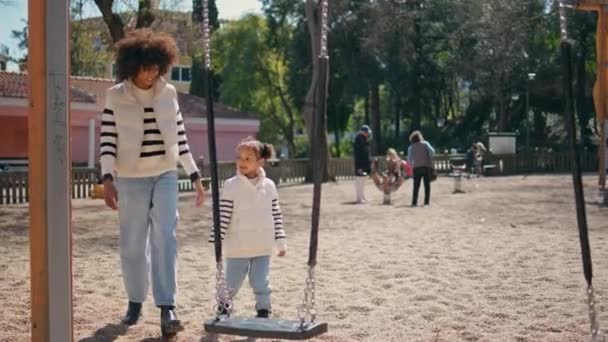 Menina Vai Balançar Com Mãe Parque Infantil Dia Ensolarado Criança — Vídeo de Stock