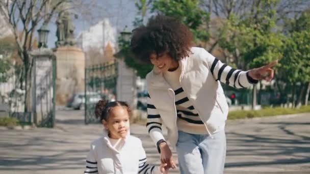 Afrikansk Amerikansk Mor Dotter Går Stadsväg Solig Semester Glad Leende — Stockvideo