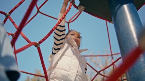 Afrikanisch Amerikanisches Kind Klettert Auf Netto Modernen Spielplatz Sonnigen Tag — Stockvideo